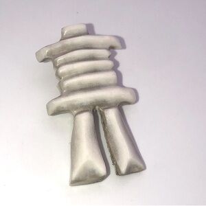 𝅺vtg Carved Horn Inukshuk Brooch 1.9”